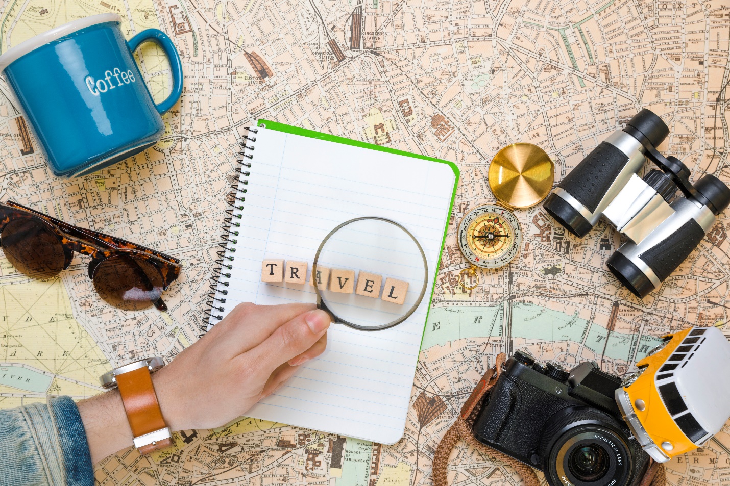 C:\Users\Mafia\Downloads\magnifying-glass-wooden-cubes-travel-elements.jpg