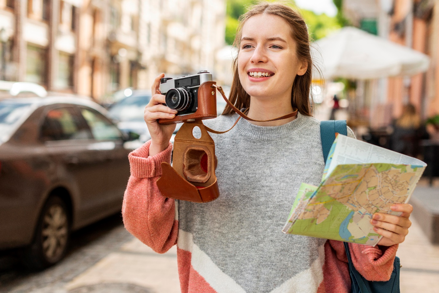 C:\Users\Mafia\Downloads\travelling-city-taking-photos.jpg
