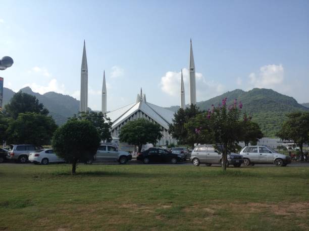 Faisal Mosque, Islamabad, Pakistan Faisal Masjid is a religious and tourist place located in Islamabad, the capital of Pakistan. This famous and beautiful architect was built as a gift from the Saudi King called Shah Faisal. This is also known as Shah Faisal Masjid. It consists of a unique style with four erected minarets at each corner of the building. Family entertainment in Islamabad stock pictures, royalty-free photos & images